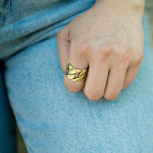 Load image into Gallery viewer, Gold Chain Ring